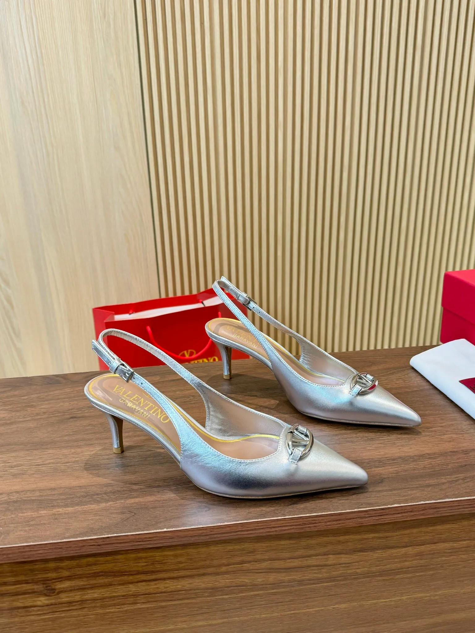 👟👟Ex-factory price 440👟👟 Genuine leather sole +40 Top version 𝑉𝐴𝐿𝐸𝑁𝑇𝐼𝑁𝑂 Valentino new spring and summer women's back hollow new sandals. The new generation of unique small "V" buckle brings out a full sense of luxury. The new season will live up to expectations! Worth buying★Absolutely high-grade❥Original method, Absolutely sensual❥Elegant style, creating a different feeling, simple and elegant style!  Code number: 35-41 (34-42 customized, non-returnable) Fabric: Imported matte cowhide Inner feet: Inner sheepskin Heel height: 3 types Heel height: 3cm➕6.5cm➕9.5cm